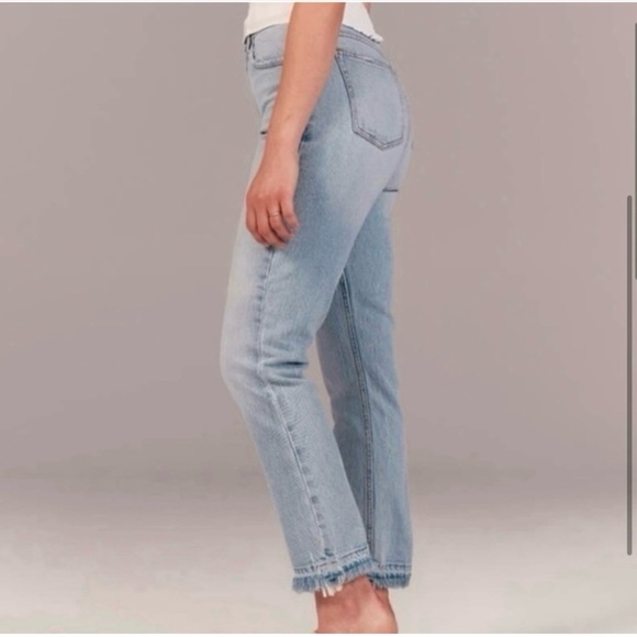 Abercrombie & Fitch Denim - ABERCROMBIE AND FITCH HIGH RISE
MOM JEAN Light Wash